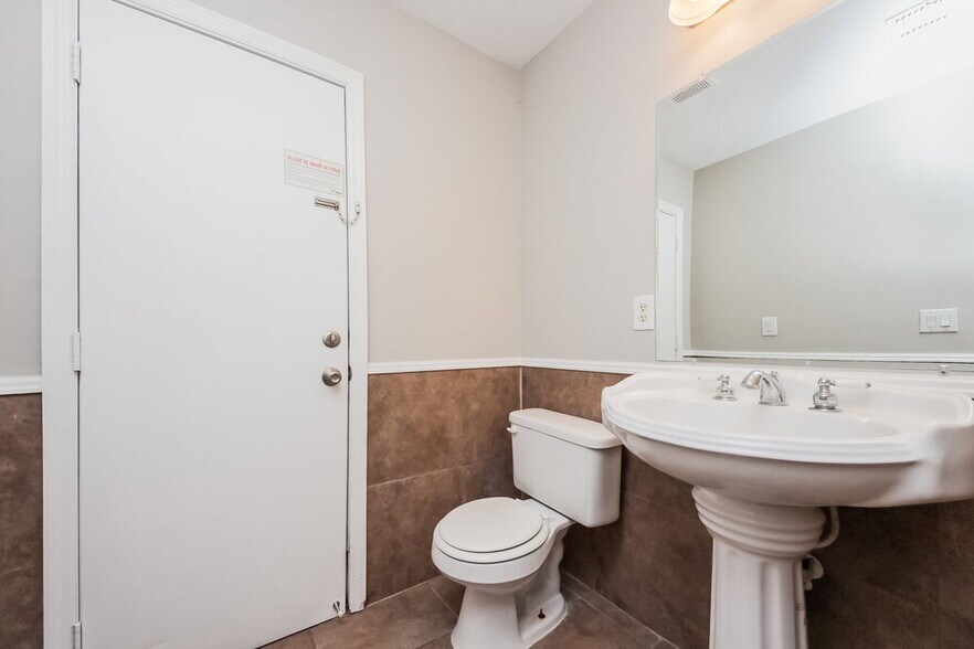 Building Photo - 1239 Heather Lake Dr