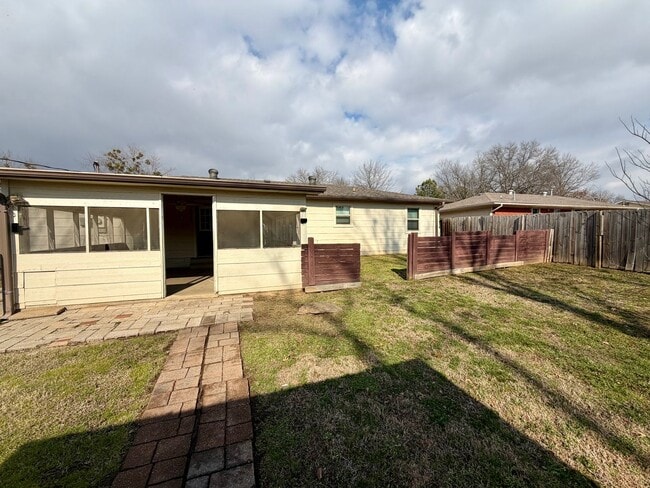 Building Photo - 904 Hillside Dr