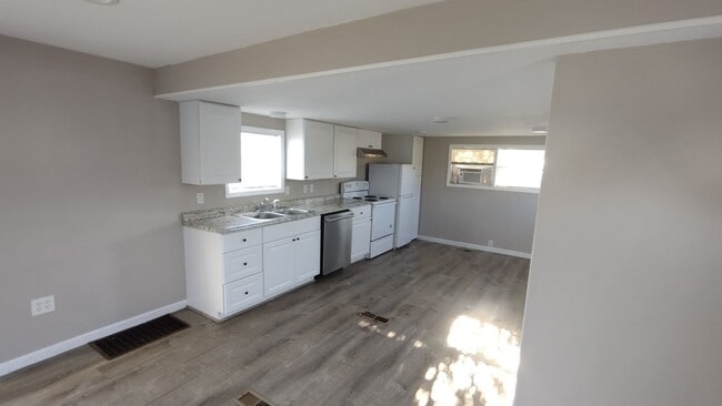 Building Photo - 2 Bedrooms with 2 Bathrooms Home on Large ...