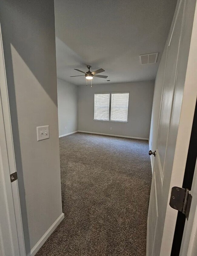 Building Photo - Very Spacious Townhome Available For Move In March 2026