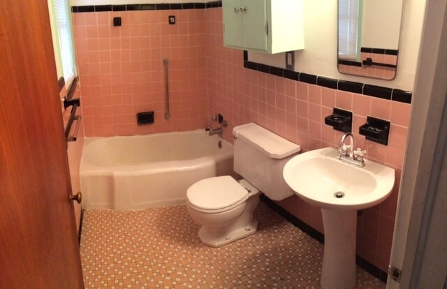 Upstairs Bath - 705 Morningside Dr