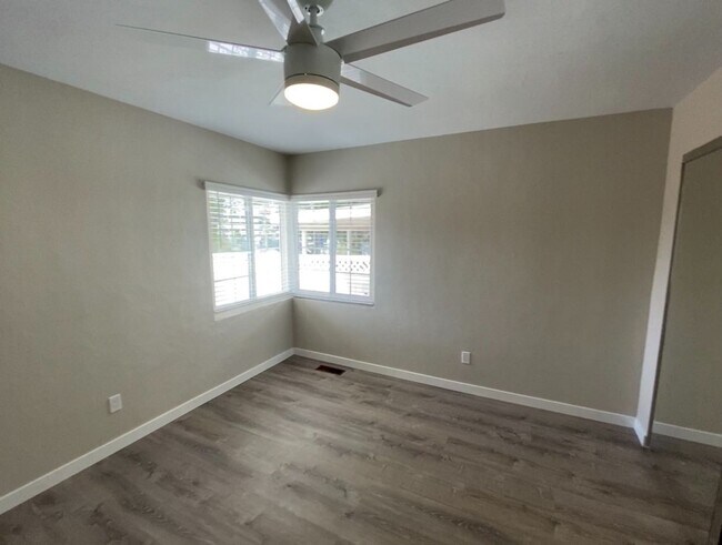 Building Photo - 5336 E Falls View Dr
