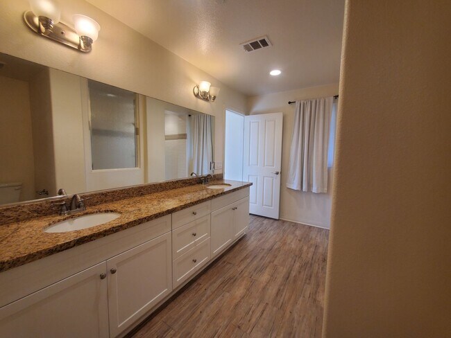 Building Photo - Spacious Condo 3 bedrooms, 2 bathrooms Built 2016