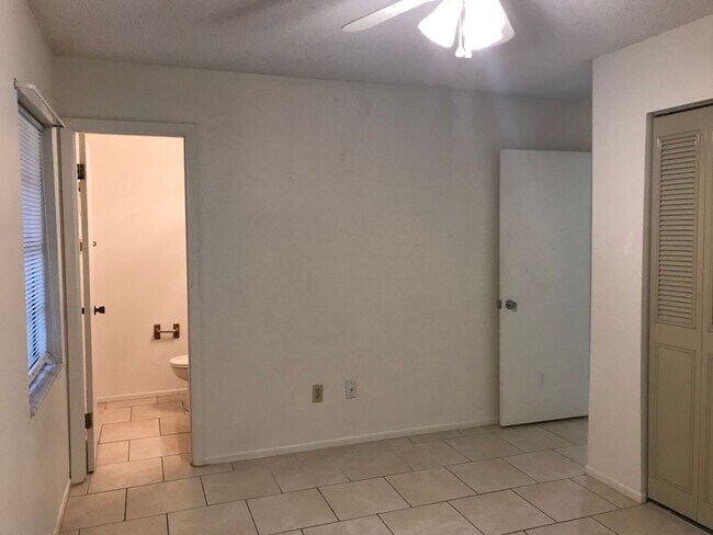 Building Photo - 2200 Pine Hill Pl
