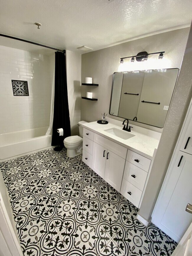 Building Photo - Ground Floor 1 Bedroom 1 Bathroom in Lakeshore @ Anderson Springs