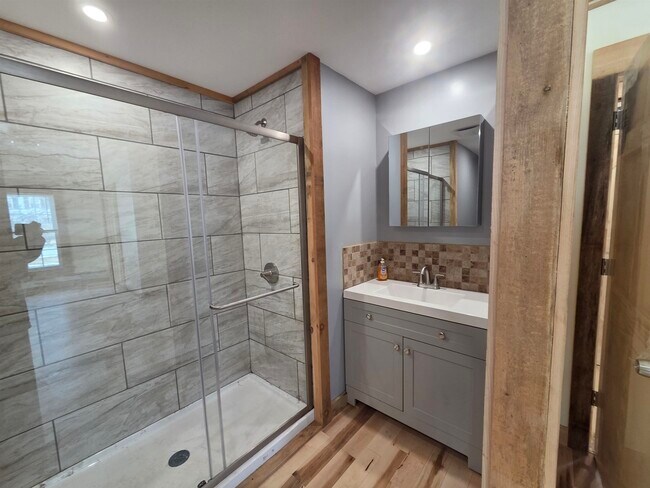 Building Photo - 526 Canaan St