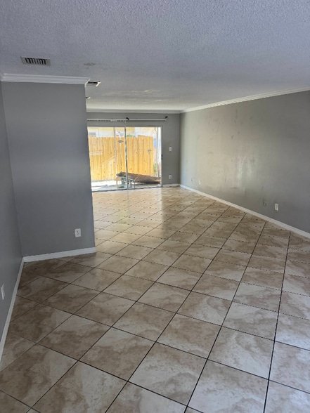 Building Photo - 313 Amherst Ave