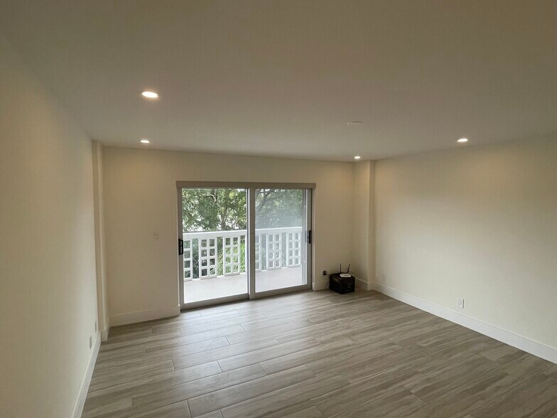 Living/Dining Room - 1831 NE 38th St