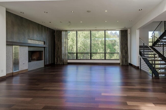 Building Photo - 2510 Skyfarm Dr