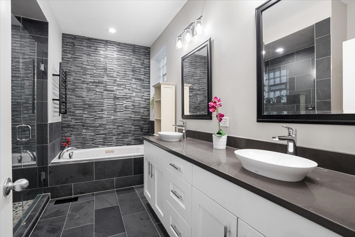 Building Photo - 1018 N Hermitage Ave