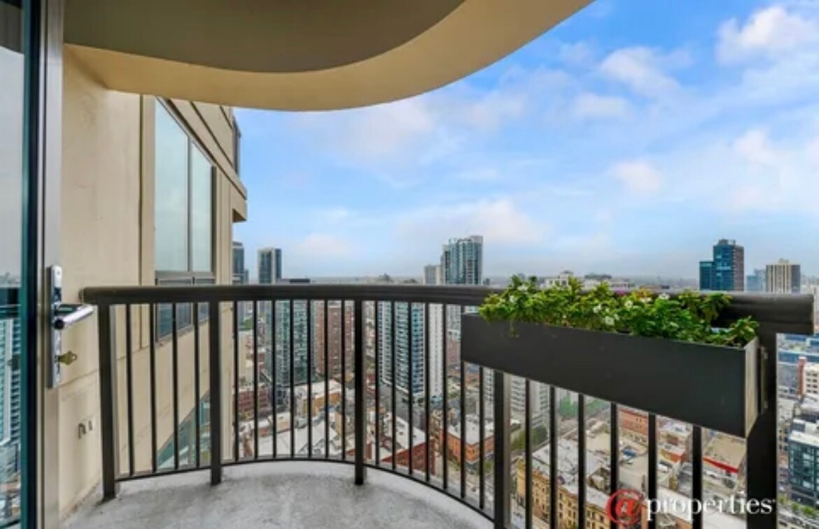 Building Photo - 400 N La Salle Dr