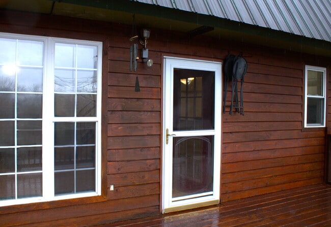 Building Photo - "Charming 2-Bed Retreat with Hardwood Elegance in Scenic Marshall, NC"