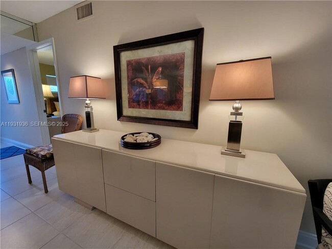 Building Photo - 3774 Inverrary Blvd