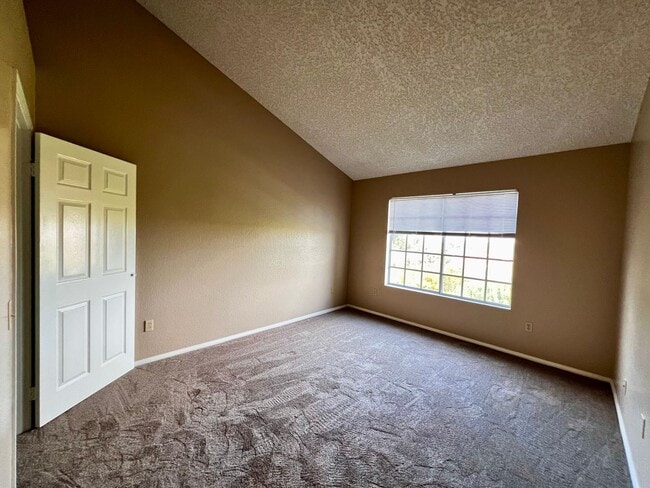 Building Photo - Beautiful remodeled 1 Bed one Bath in  Nor...