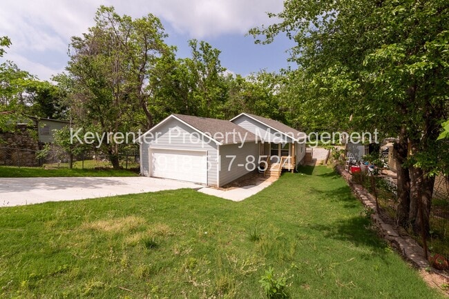 Building Photo - 4 Bedroom 2 Bath + Updated