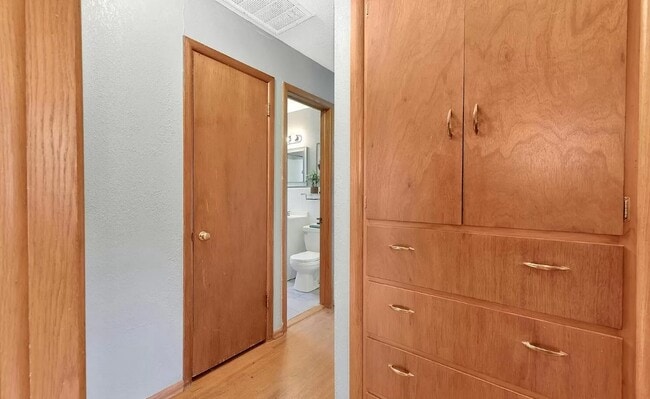 Building Photo - 211 E Meadowlark Rd