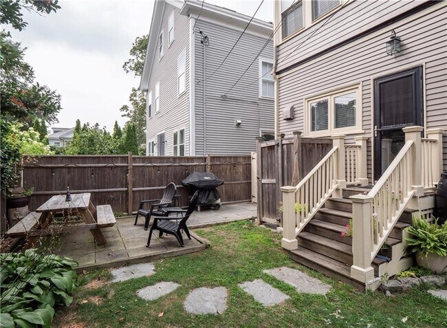 Building Photo - 3 Pell St