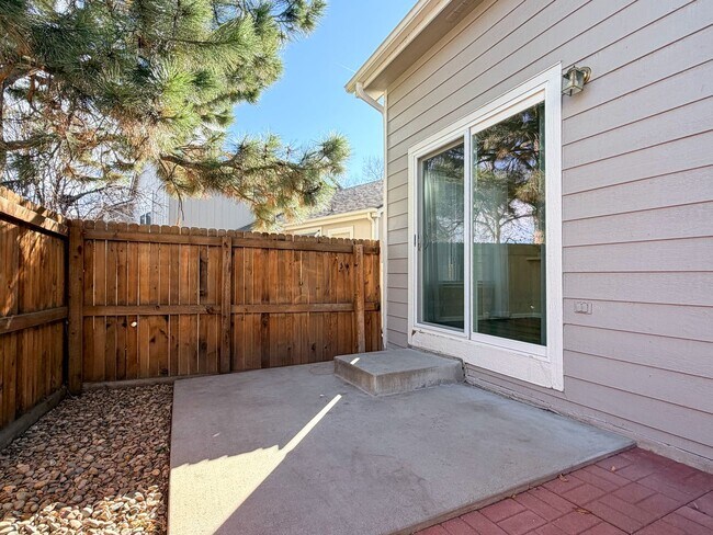 Building Photo - End-Unit Townhome in Littleton