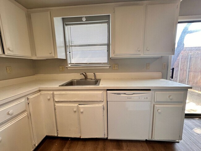 Building Photo - 2 Bedroom, 2 Bathroom Unit in Quiet Cul-de...