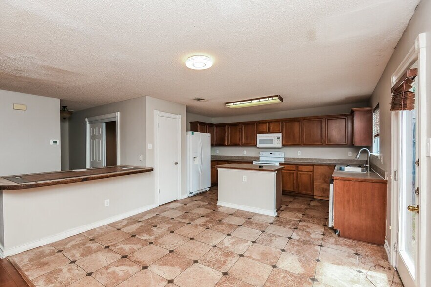Building Photo - 3500 Bandera Ranch Rd