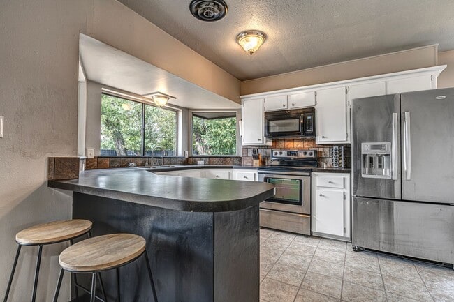 Building Photo - Fully Furnished Rental