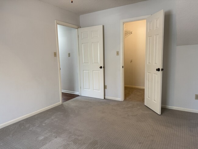 Building Photo - 36 Country Walk Dr