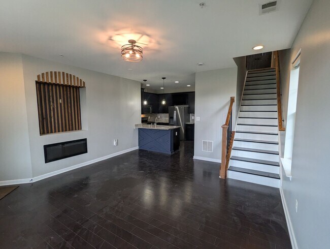 Building Photo - Two Level END UNIT condo in East of Market...
