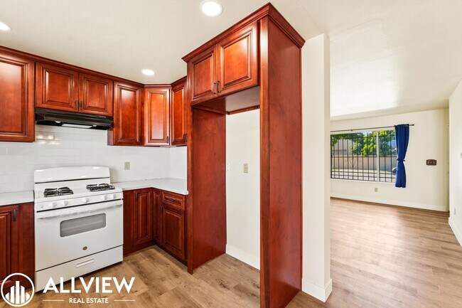 Building Photo - Charming 3-Bedroom, 1.5-Bath Townhouse in ...