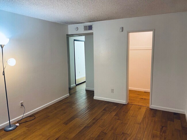 Building Photo - Great Condo in WeHo for Rent