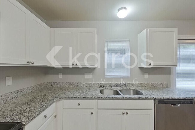 Building Photo - 305 Cedar Ridge