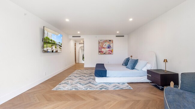 Building Photo - 901 E Camino Real