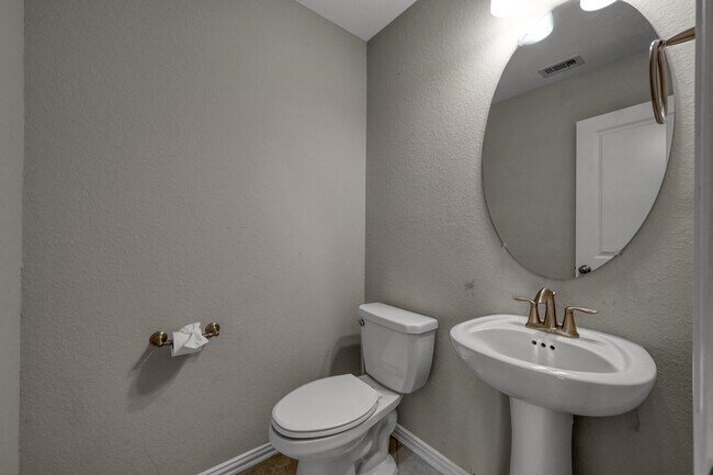 Building Photo - 122 S Bearkat Ct