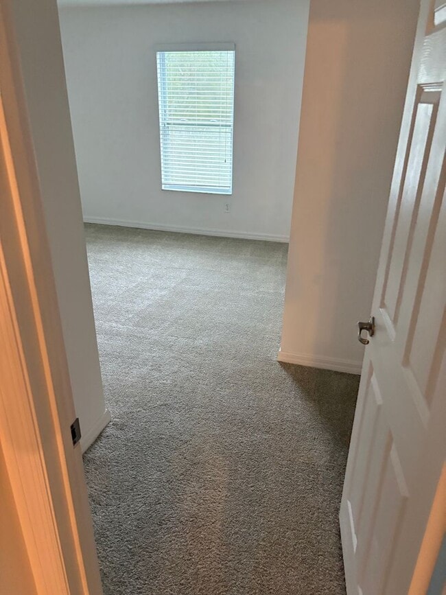 Building Photo - IMMEDIATE OCCUPANCY !!! LARGE// 5 Bedroom ...