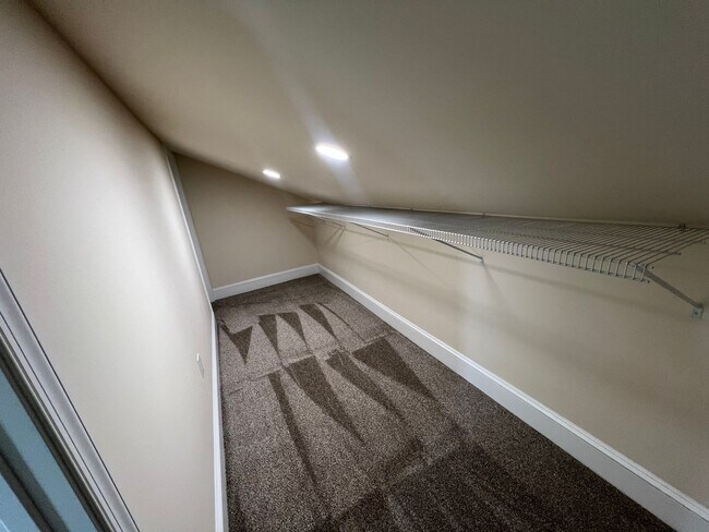 Building Photo - 955 E Main St