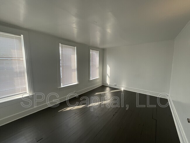 Building Photo - 709 W Princess St