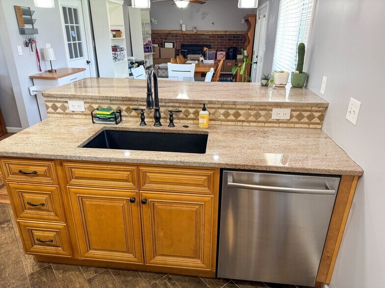 Building Photo - 3641 Fisher Rd