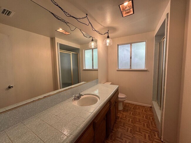 Building Photo - Three Bedroom Two Bathroom Pool Home in He...