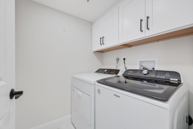 Building Photo - 7290 Kinghurst Dr