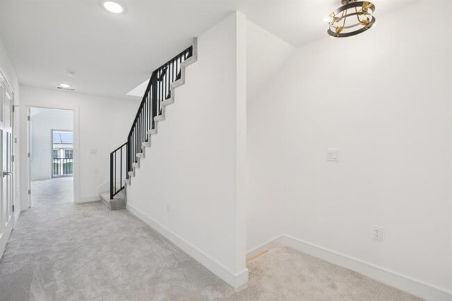 Building Photo - 302 Tesla Cir