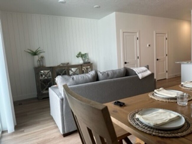 Building Photo - Row Home with 1 car garage 2 bed, 2.5 bath