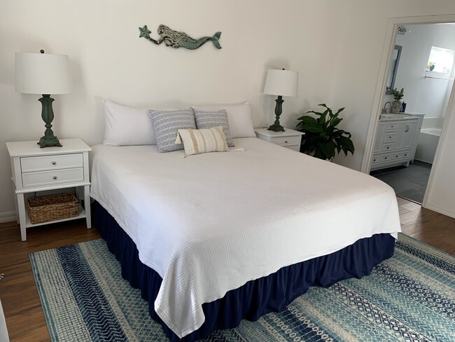 Building Photo - 993 E 13th Sq