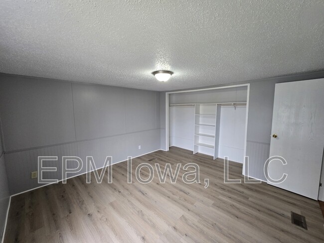 Building Photo - 700 W Ridgeway Ave