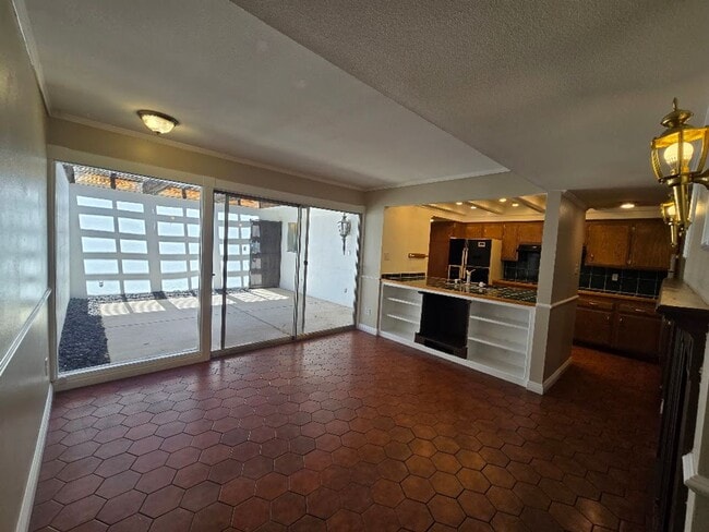 Building Photo - A Fabulous 3 Bedroom Townhome Centrally located.