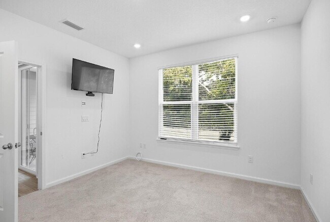 Building Photo - NEW TOWNHOME