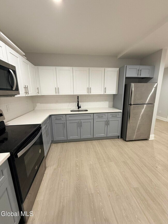 Building Photo - 5 Broadway