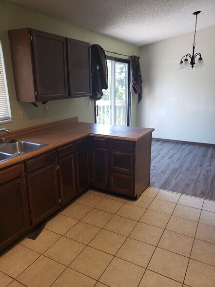 Building Photo - 2120 Heathercrest Dr