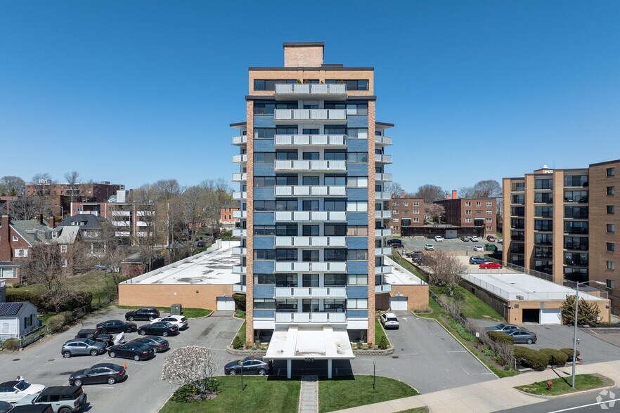 Building Ocean Front - 300 Lynn Shore Dr