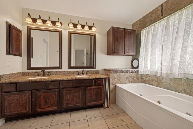 Building Photo - 8203 Paddington Pl Dr