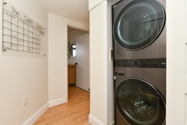 Building Photo - 700 1st St