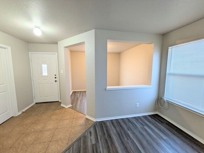 Building Photo - Very Nice 4 Bedroom Home In Convenient Northwest Location!